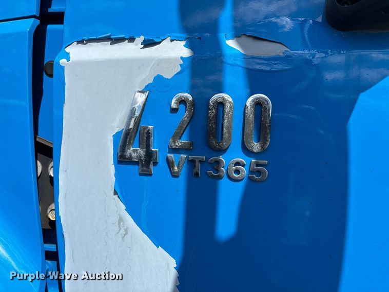 image for item FN5673 2003 International 4200 utility / service truck