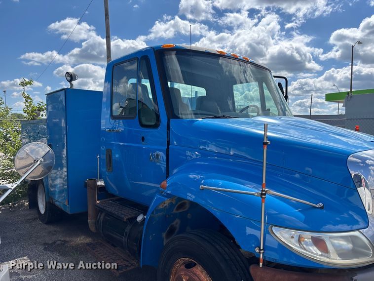 image for item FN5673 2003 International 4200 utility / service truck