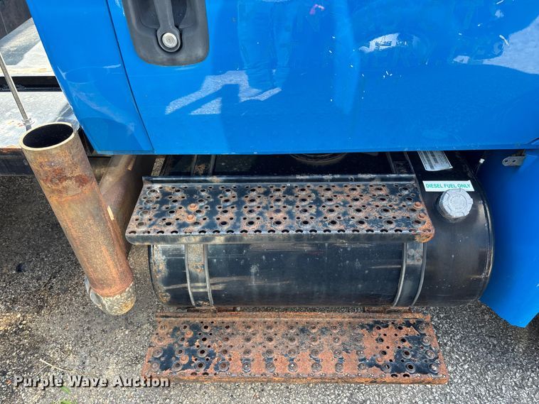 image for item FN5673 2003 International 4200 utility / service truck