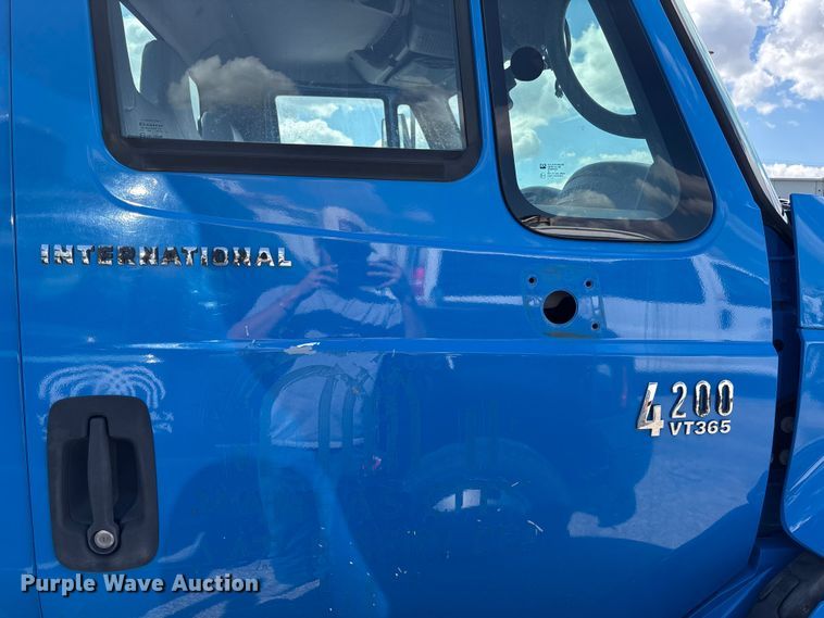 image for item FN5673 2003 International 4200 utility / service truck