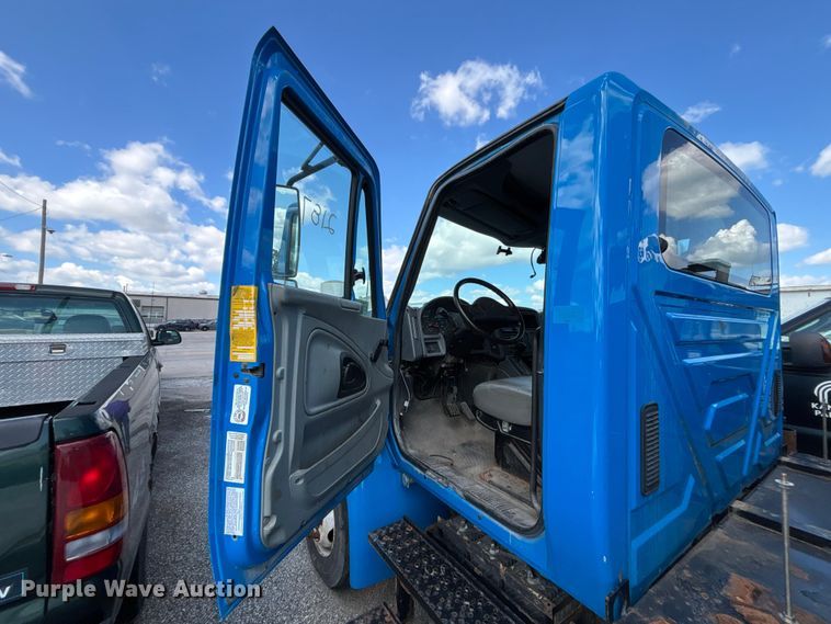 image for item FN5673 2003 International 4200 utility / service truck