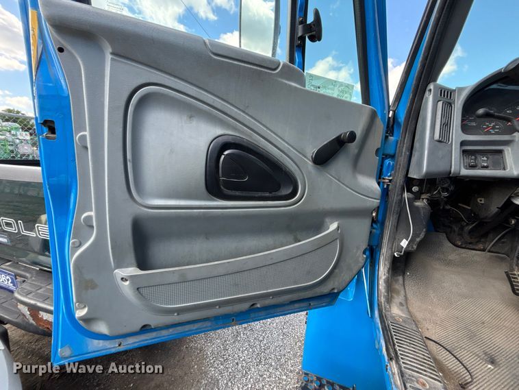 image for item FN5673 2003 International 4200 utility / service truck