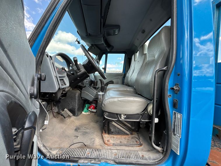 image for item FN5673 2003 International 4200 utility / service truck