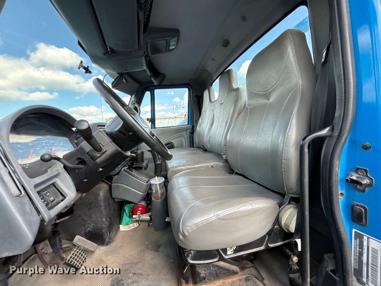image for item FN5673 2003 International 4200 utility / service truck