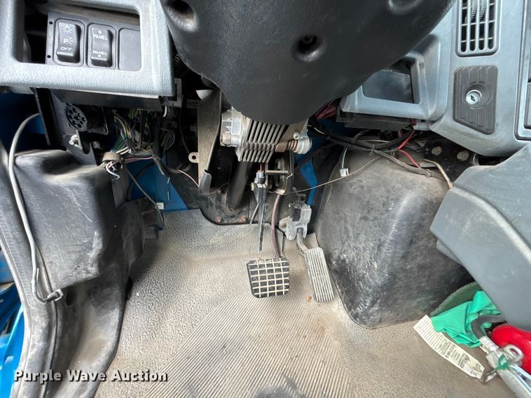 image for item FN5673 2003 International 4200 utility / service truck
