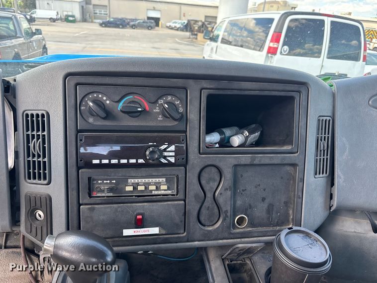 image for item FN5673 2003 International 4200 utility / service truck