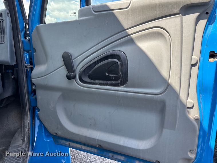 image for item FN5673 2003 International 4200 utility / service truck