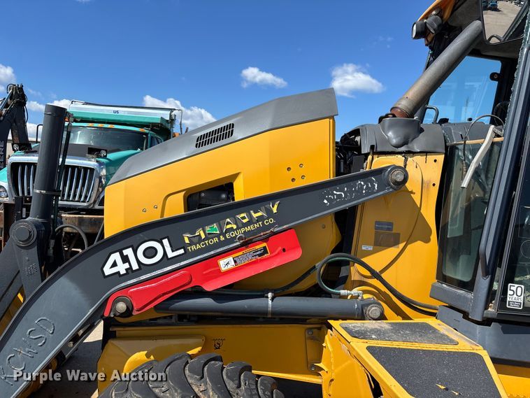 image for item FN5674 2019 John Deere 410L backhoe