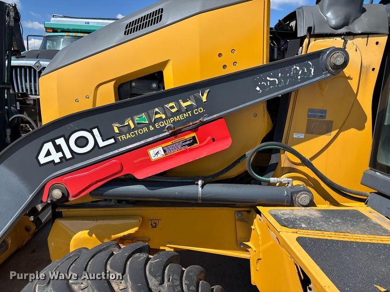 image for item FN5674 2019 John Deere 410L backhoe