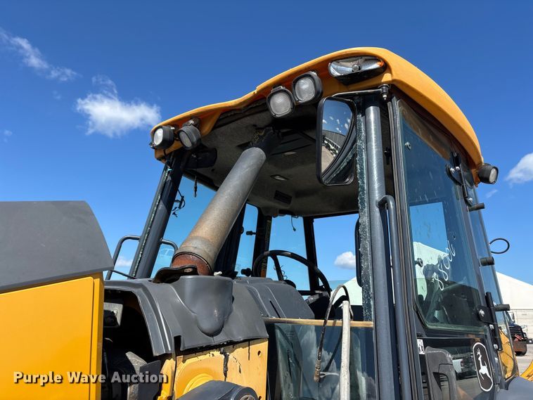 image for item FN5674 2019 John Deere 410L backhoe
