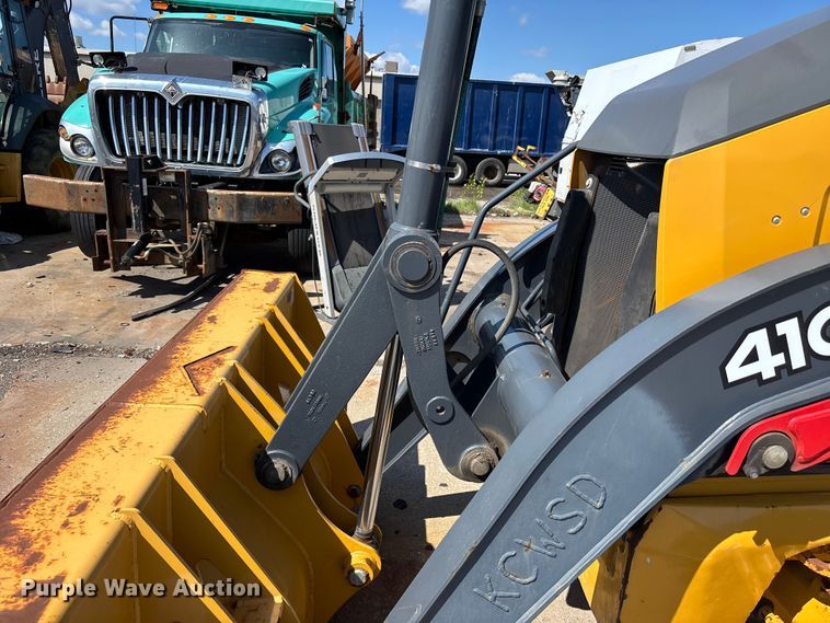 image for item FN5674 2019 John Deere 410L backhoe