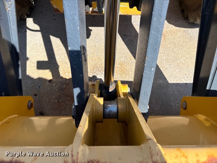 image for item FN5674 2019 John Deere 410L backhoe