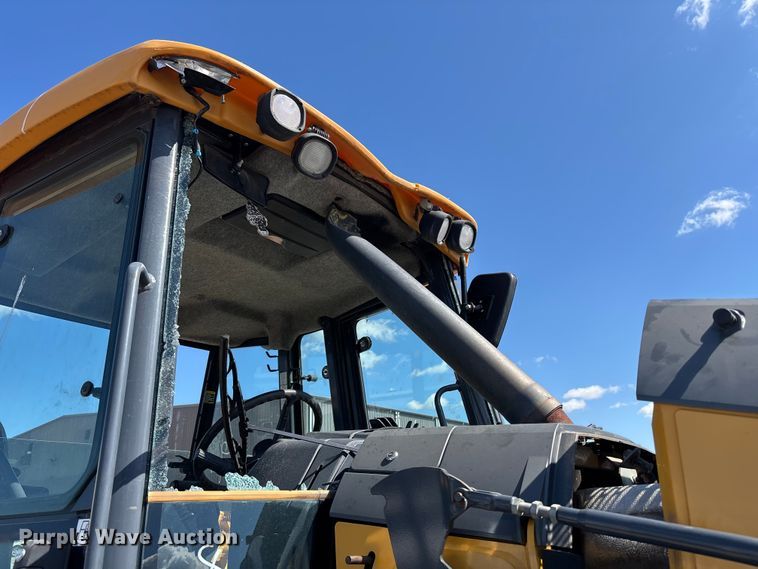 image for item FN5674 2019 John Deere 410L backhoe
