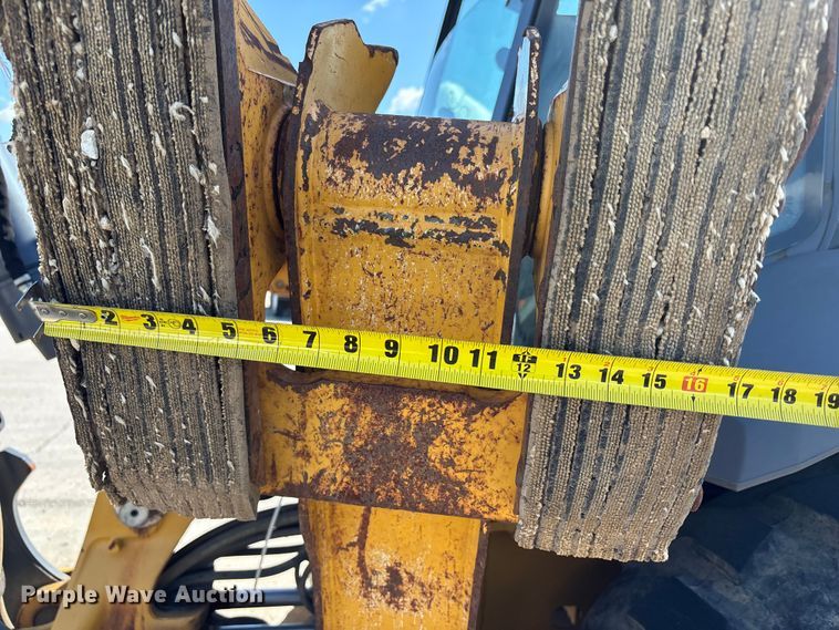 image for item FN5674 2019 John Deere 410L backhoe