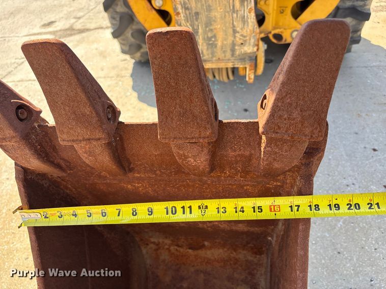 image for item FN5674 2019 John Deere 410L backhoe
