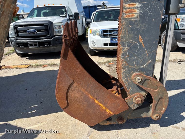 image for item FN5674 2019 John Deere 410L backhoe