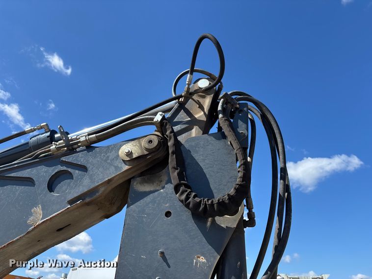 image for item FN5674 2019 John Deere 410L backhoe