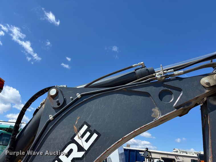 image for item FN5674 2019 John Deere 410L backhoe