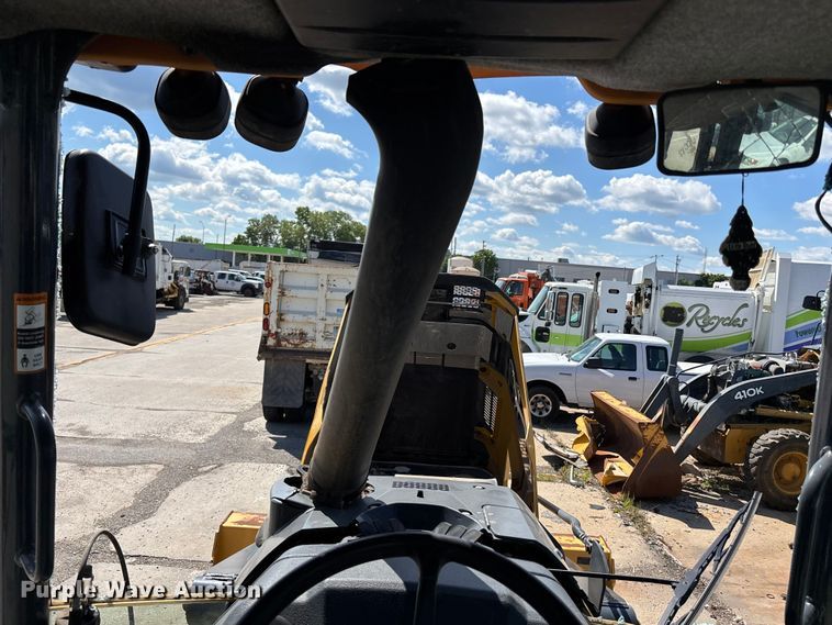 image for item FN5674 2019 John Deere 410L backhoe