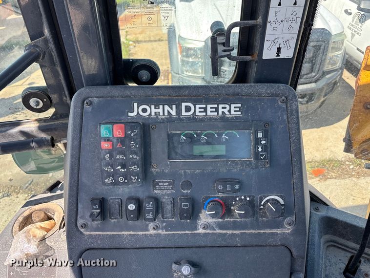 image for item FN5674 2019 John Deere 410L backhoe