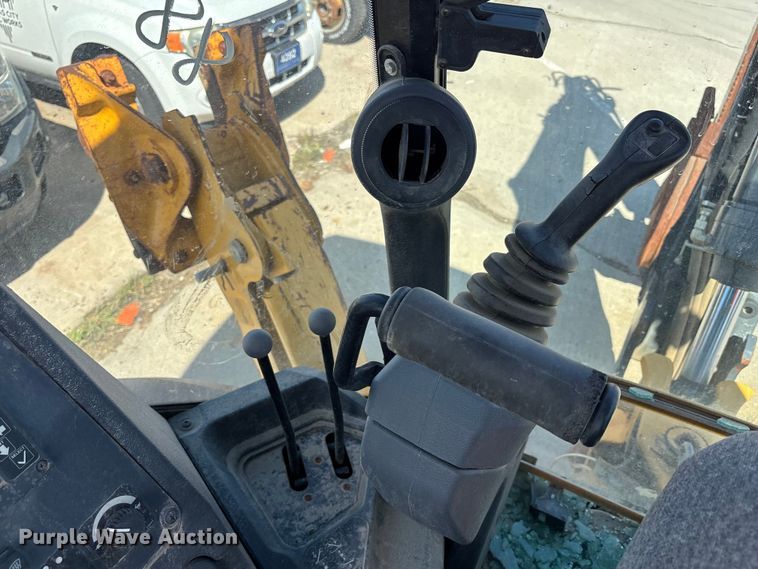 image for item FN5674 2019 John Deere 410L backhoe