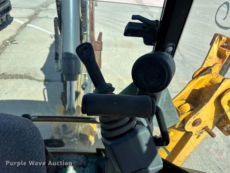 image for item FN5674 2019 John Deere 410L backhoe