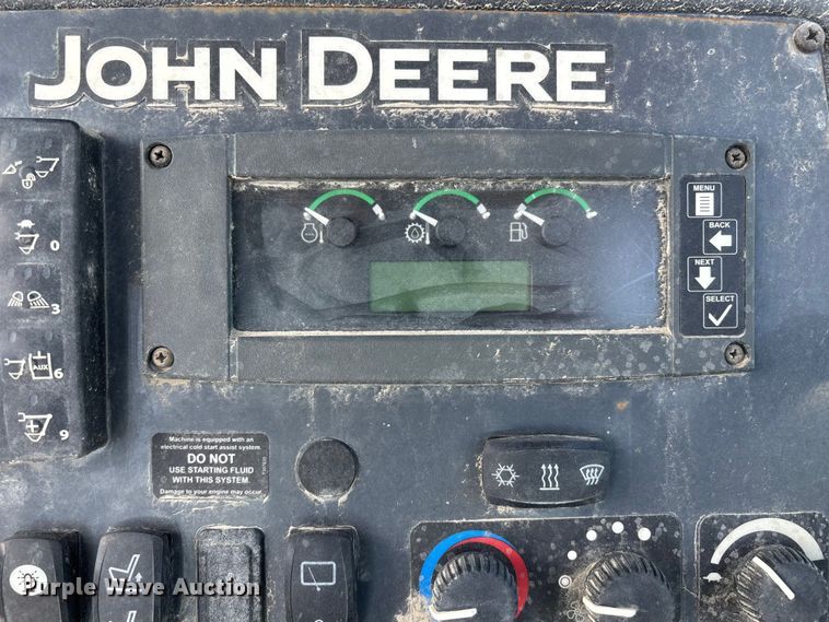 image for item FN5674 2019 John Deere 410L backhoe