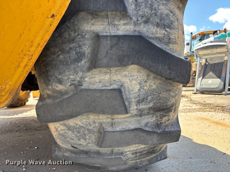 image for item FN5674 2019 John Deere 410L backhoe