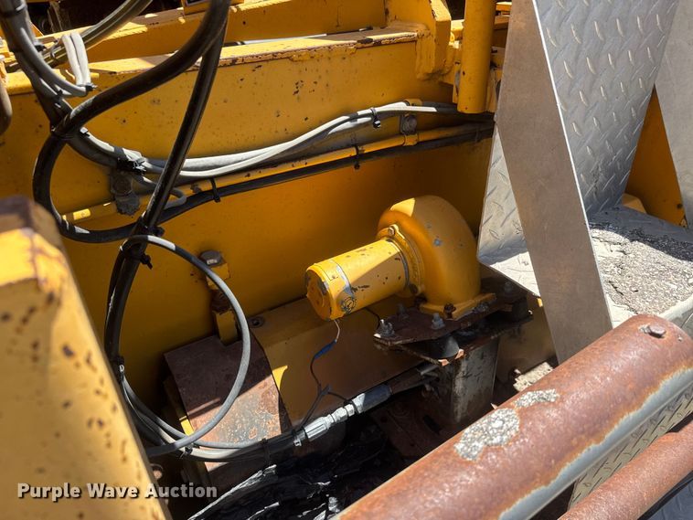 image for item MX9249 1995 Blaw Knox PF510 paver