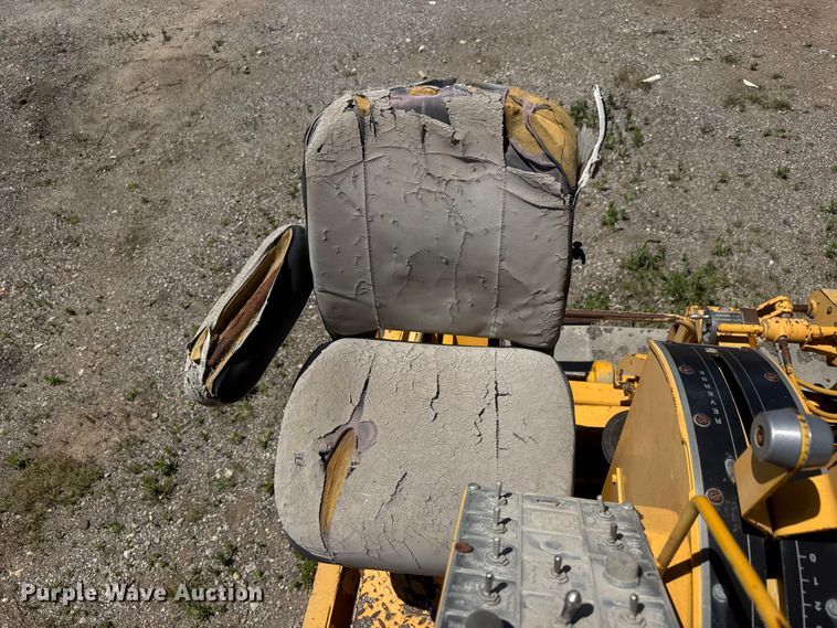 image for item MX9249 1995 Blaw Knox PF510 paver
