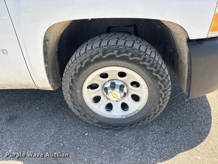 image for item MX9270 2013 Chevrolet Silverado 1500 pickup truck