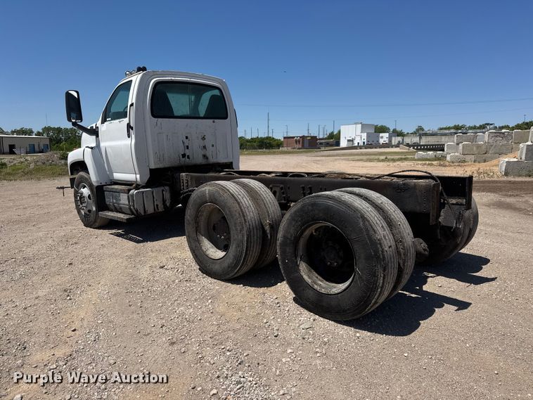 image for item MX9274 2003 GMC C8500 truck cab and chassis