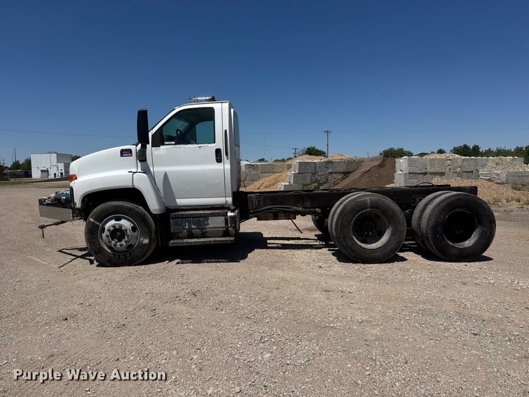 image for item MX9274 2003 GMC C8500 truck cab and chassis
