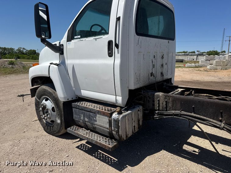 image for item MX9274 2003 GMC C8500 truck cab and chassis