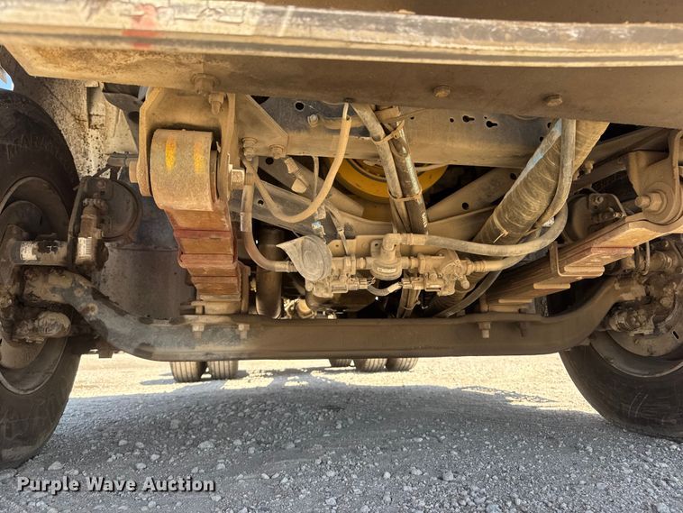image for item MX9274 2003 GMC C8500 truck cab and chassis