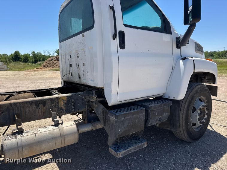image for item MX9274 2003 GMC C8500 truck cab and chassis