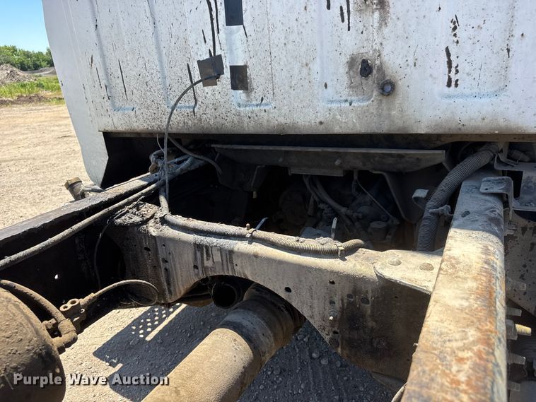 image for item MX9274 2003 GMC C8500 truck cab and chassis