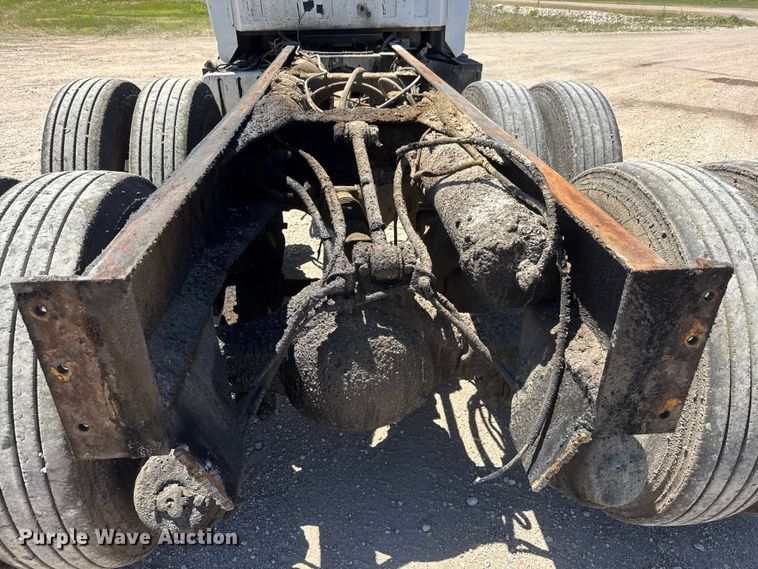 image for item MX9274 2003 GMC C8500 truck cab and chassis