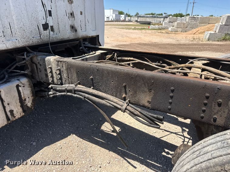 image for item MX9274 2003 GMC C8500 truck cab and chassis