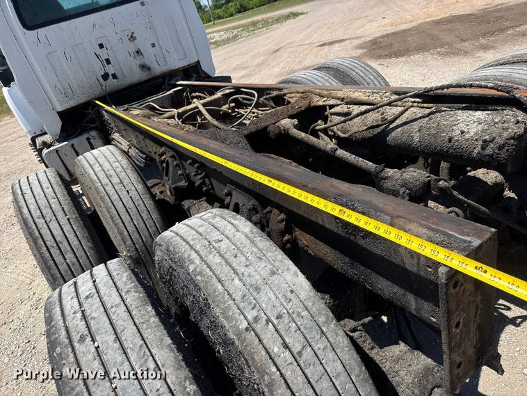 image for item MX9274 2003 GMC C8500 truck cab and chassis