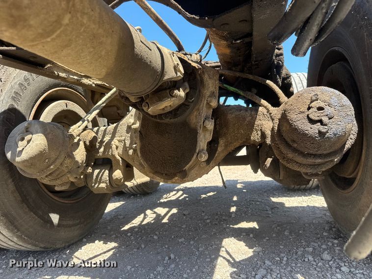 image for item MX9274 2003 GMC C8500 truck cab and chassis