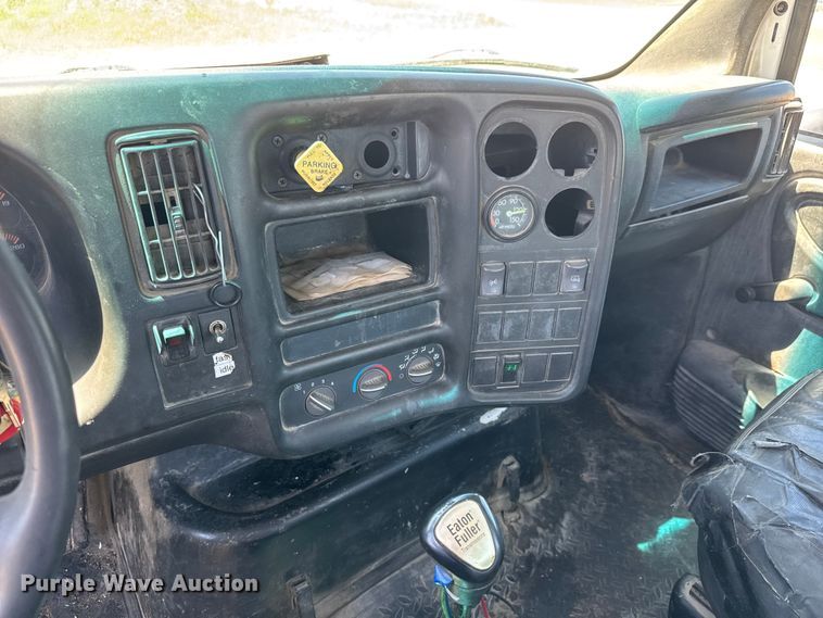 image for item MX9274 2003 GMC C8500 truck cab and chassis