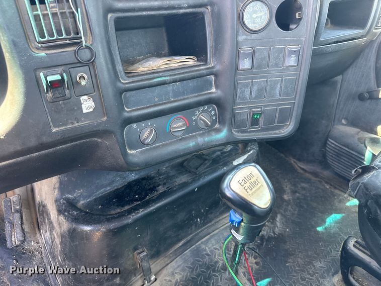 image for item MX9274 2003 GMC C8500 truck cab and chassis