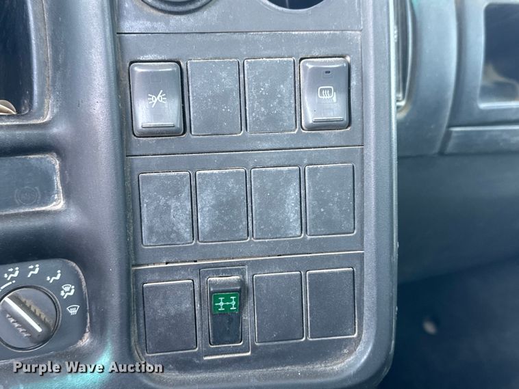 image for item MX9274 2003 GMC C8500 truck cab and chassis