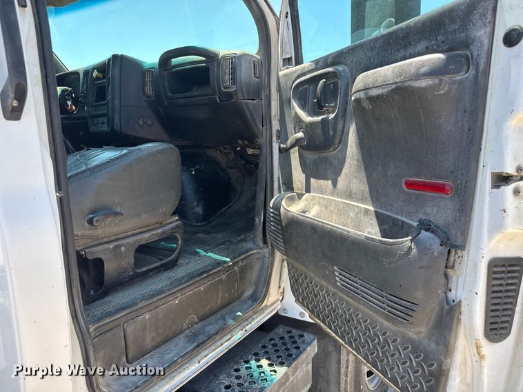 image for item MX9274 2003 GMC C8500 truck cab and chassis