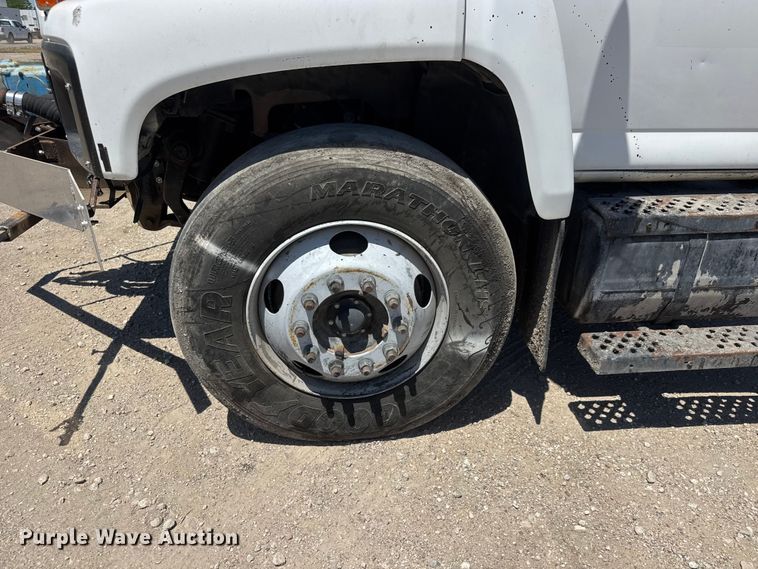 image for item MX9274 2003 GMC C8500 truck cab and chassis