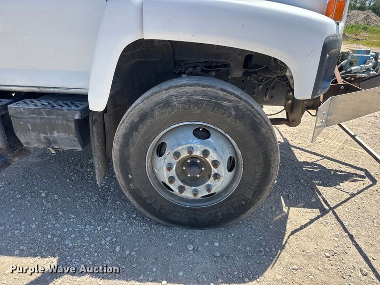 image for item MX9274 2003 GMC C8500 truck cab and chassis