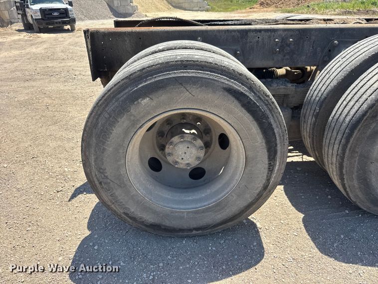 image for item MX9274 2003 GMC C8500 truck cab and chassis