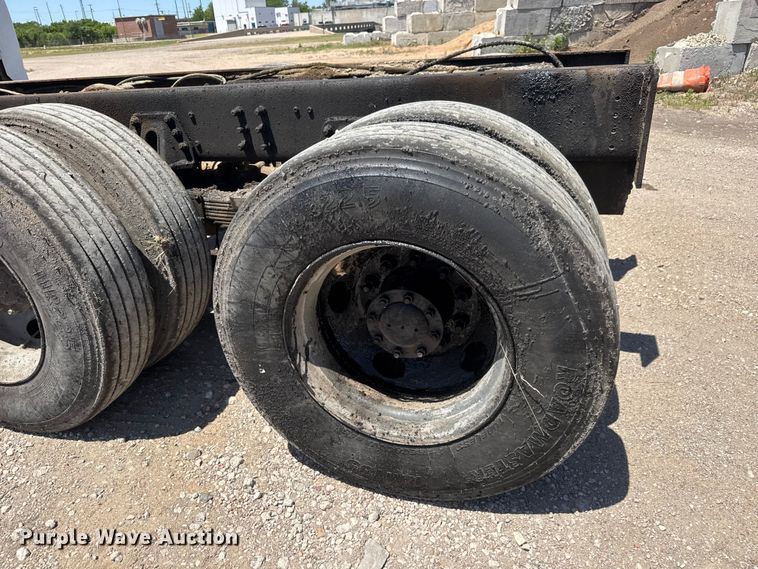 image for item MX9274 2003 GMC C8500 truck cab and chassis