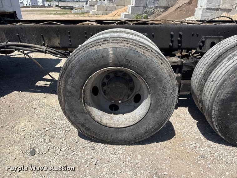 image for item MX9274 2003 GMC C8500 truck cab and chassis